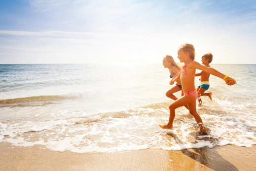 Niedlichen-Kinder-Spass-am-Sandstrand-im-Sommer-iStock-871342736.jpg